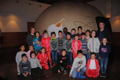 Alumnos de Vilanova de Bellpuig visitaron la Cúpula ayer por la mañana. 