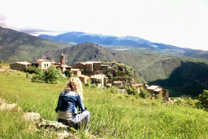La periodista Eva Clausó observa un poble del Pirineu.