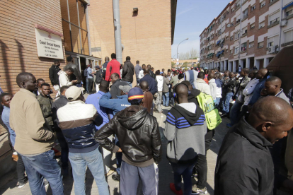 Ciutadans d’origen senegalès ahir al centre cívic de la Mariola.
