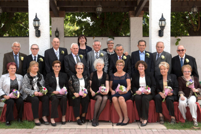 La alcaldesa de Tàrrega y los homenajeados, en un acto celebrado el domingo en el Casal Cívic. 