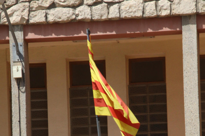 Una pancarta en el balcón del ayuntamiento de Maials en 2012.