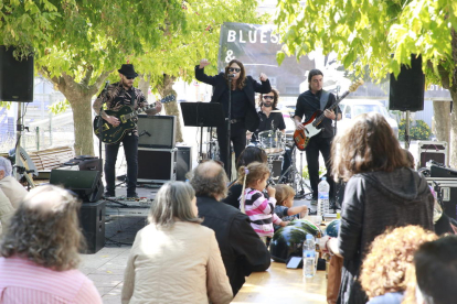 El conjunto The Chain Smokers Band, ayer en el Vermut & Blues del Festival de Blues de Albatàrrec.