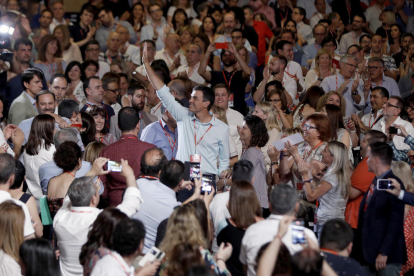 Pedro Sánchez, rodeado de miembros del PSOE, ayer durante el Congreso Federal.