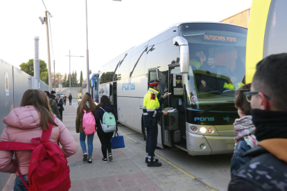 El control de ayer a los autocares en el instituto Josep Vallverdú de Les Borges. 
