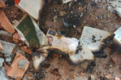 Pasaportes quemados de los terroristas en Riudecanyes.
