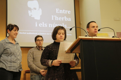 La directora de la Biblioteca y miembros de Down Lleida abrieron el recital dedicado a Màrius Torres.