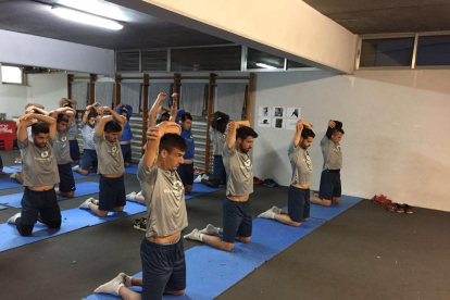 La plantilla del Lleida durante la sesión de yoga.