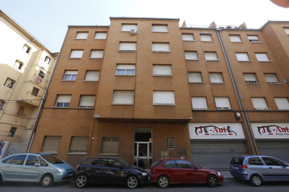 Dos de los tres pisos a la venta en Lleida se ubican en este inmueble de la Mariola. 