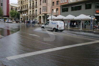L'aigüat provocat per la trencadissa de la canonada a l'avinguda de Catalunya.
