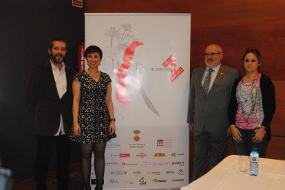 Porta, la premiada Àngels Moreno, el presidente del consell comarcal, Josep M. Huget, y Àngels Marzo. 