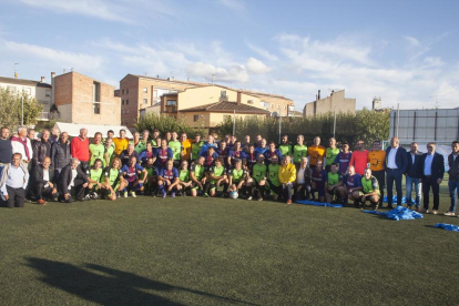 Foto de familia de veteranos del Cervera y del FC Barcelona, además de directivos y personas que han estado vinculadas al club local.