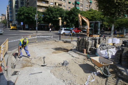 Operarios cambiando los adoquines de la acera de un tramo de avenida Madrid, que estaba hundida.  