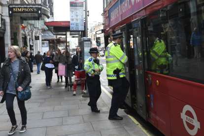 Londres aumenta sus medidas de seguridad y la presencia policial en las calles tras el atentado de ayer.