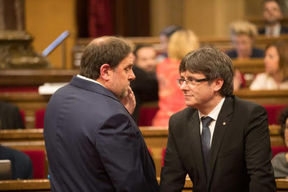 Puigdemont i Junqueras al saló de sessions abans d'iniciar el ple.