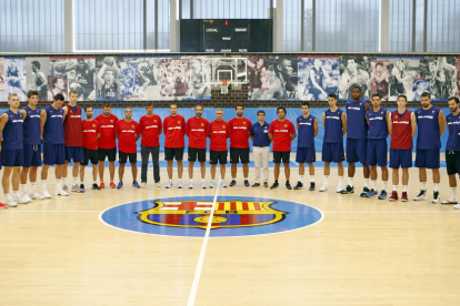 Els jugadors del Lleida van fer ahir un minut de silenci abans d’iniciar l’entrenament.