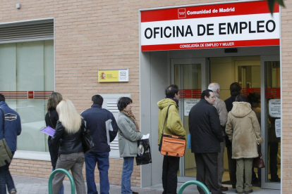 Un grup de persones fan cua a l’entrada d’una oficina d’ocupació de la Comunitat de Madrid.