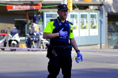 Un agente de la Guardia Urbana tras los atentados en Les Rambles.