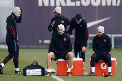 Luis Suárez y Messi, sentados, en un momento del entrenamiento de ayer.