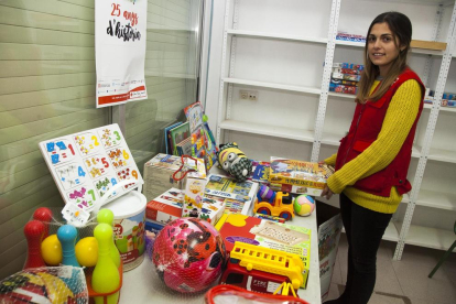 Anna Serés, técnica de Juventud de Creu Roja del Urgell, ayer con los juguetes recogidos en la campaña. 