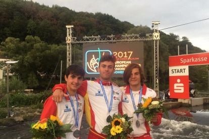 Miquel Travé, Eneko Auzmendi y Pau Etxaniz posan con las medallas logradas ayer en Hohenlimburg.