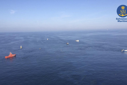 Imatge de les tasques de recerca dels pescadors desapareguts dilluns a Barcelona.