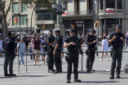 La presència policial era evident ahir a les Rambles de Barcelona.