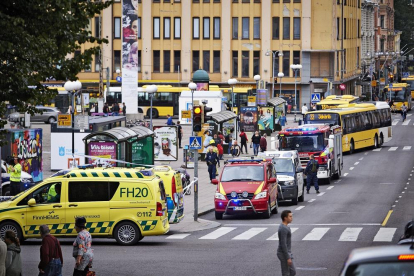 Efectius de la policia i cossos de seguretat de l’estat vigilen la plaça finlandesa de Turku.