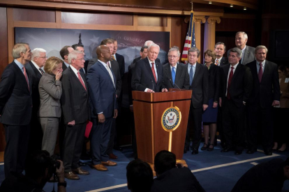Senadores republicanos en Washington, ayer, tras la aprobación de la reforma fiscal.