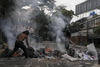 Barricadas ayer en una calle de la capital venezolana.