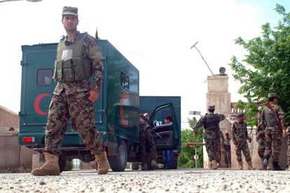 Imagen de la entrada de la base militar afgana atacada por los talibanes.