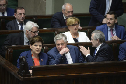 La primera ministra polaca, Beata Szydlo, con varios de los ministros ayer en el Congreso.