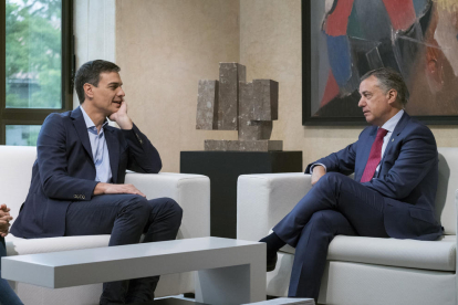 Pedro Sánchez dio muestras de sintonía con Iñigo Urkullu ayer en su reunión en Vitoria.