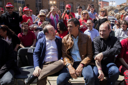 Sánchez, en el centro, conversa con Iceta, antes de su primer gran acto de campaña en Catalunya.