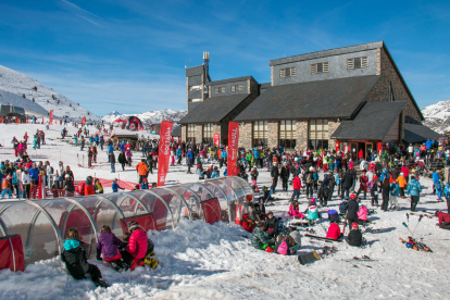 Port Ainé va rebre ahir més de tres mil esquiadors i va tancar al matí al no poder acollir més vehicles.