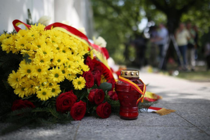 Flors i espelmes dipositades a l’ambaixada espanyola a Varsòvia.