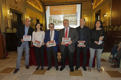 Vidal Vidal, Eulàlia Pagès, Àngel Ros, Jusèp Boya, Jesús Navarro i Esther Solé, ahir en la presentació.