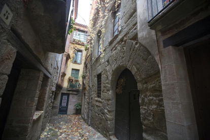 La casa de la família Cardona al nucli històric de Torà.