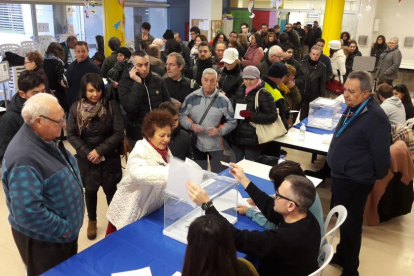 El col·legi electoral situat a l'escola Riu Segre de Lleida, amb cues a primera hora del matí.