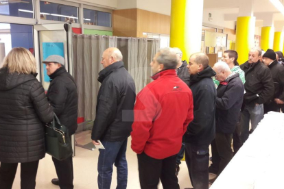 Cues en un col·legi electoral de Lleida ciutat abans de l'obertura.