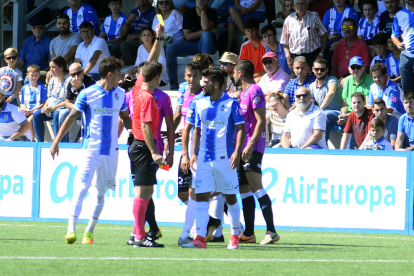 Andriu salta a por un balón ante la presencia de un jugador del At. Balears, en una acción del partido que el Lleida jugó ayer en Son Malferit.