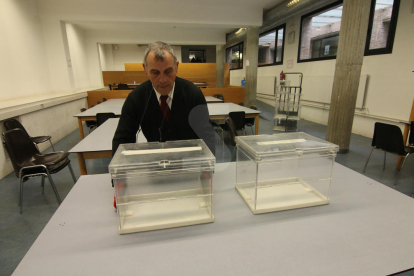 Col·locació d'urnes ahir a la Universitat de Lleida