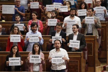 Podemos i el PDeCAT demanen amb cartells al Congrés llibertat per als 
