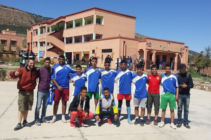 Uno de los equipos que recibió el material deportivo que llevaron Oriol y Javier a Asni.