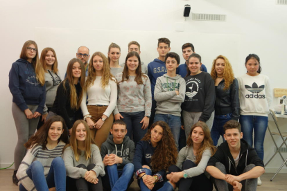 Foto de família dels alumnes i el professor de l’institut Josep Vallverdú implicats en aquest projecte solidari.