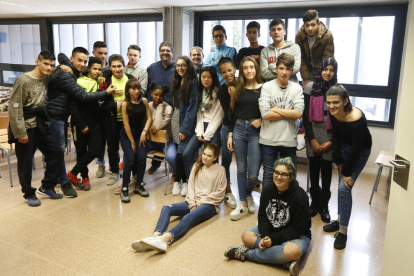 Alumnos de cuarto de ESO del instituto La Mitjana, ayer con el fotógrafo de SEGRE Òscar Mirón.