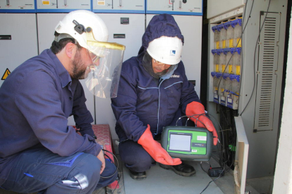 Operarios instalando medidores en mayo en Torrafarrera para auditar la red eléctrica.
