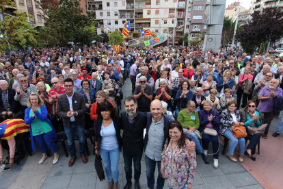Centenars de persones van omplir ahir a la tarda la plaça Ricard Viñes de Lleida a l’acte a favor del referèndum.