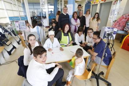 Taller de poesía en el aula del hospital Arnau de Vilanova a cargo de alumnos del Col·legi Santa Anna.