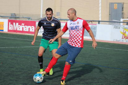 Adrià, que estrenó su casillero goleador, controla el balón ante la presión de un jugador del Martinenc.