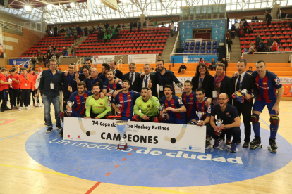 Los jugadores celebrando el título conseguido, ayer, en el pabellón Amaya Valdemoro de Alcobendas. 